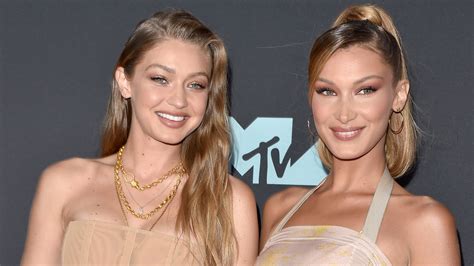 nude gigi hadid|Gigi e Bella Hadid posano nude come delle dee: sono il simbolo。